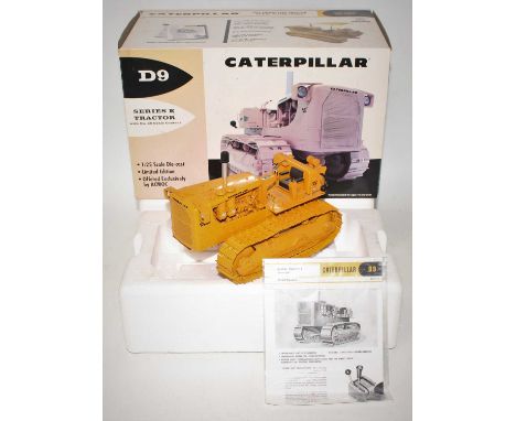 A First Gear Model No. 49-3172 1/25 scale diecast model of a Caterpillar D9 series E tractor housed in the original polystyre