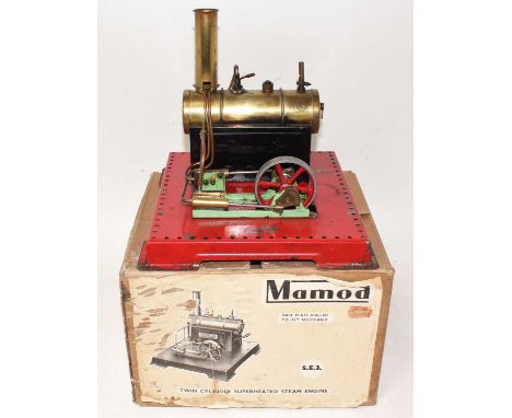 Mamod SE3 twin cylinder superheated steam engine, comprising of twin cylinder powering single spoked flywheel, with horizonta