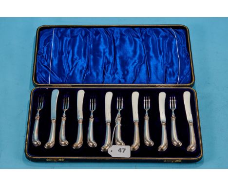 A SET OF SIX LATE VICTORIAN SILVER PISTOL-HANDLED TEA KNIVES AND FORKS, plated blades, maker GH, Sheffield 1899, in original 