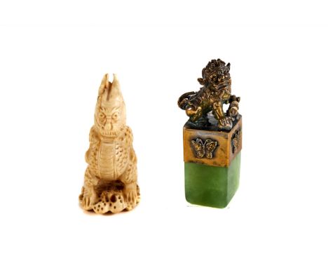 AN EARLY 20TH CENTURY CHINESE GREEN HARDSTONE SEAL surmounted by a cast metal kylin dog, 2 1/2 ins high and a carved ivory NE