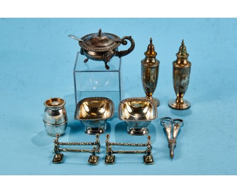 A 20TH CENTURY CIRCULAR SILVER PLATED MUSTARD POT AND COVER on lion mask feet, a pair of silver plated SALT CELLARS, a pair o