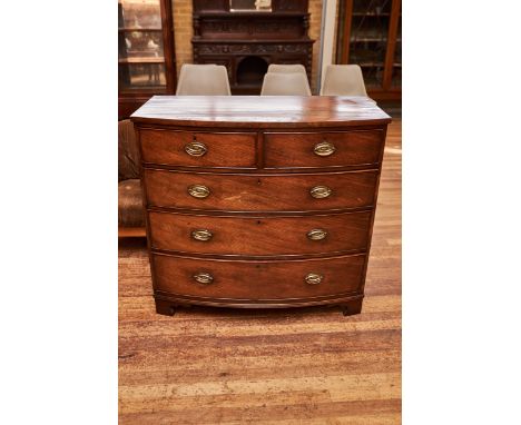 AN EARLY 19TH CENTURY MAHOGANY BOW FRONT CHEST OF DRAWERS, two short and three long graduated drawers raised on bracket feet,