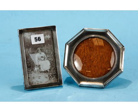 A GEORGE V OCTAGONAL SILVER PHOTO FRAME with reeded inner border, oak backed, maker: S&amp;Co, Birmingham 1911, 5 1/2 ins dia