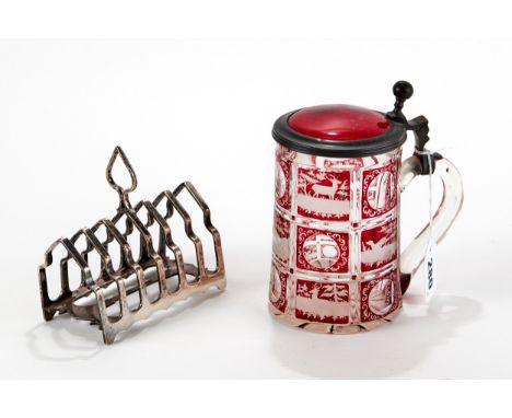 A LATE 19TH CENTURY BOHEMIAN RUBY FLASH STEIN, pewter mounted with panels of deer and dogs, 5 1/4 ins high and a silver plate