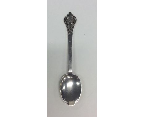 A small Irish silver christening spoon decorated with scrolls and flowers. Approx. 20 grams. Est. £20 - £30.