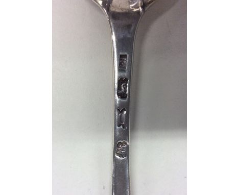 An Antique silver marrow spoon. London. By RH. Approx. 42 grams. Est. £30 - £50.