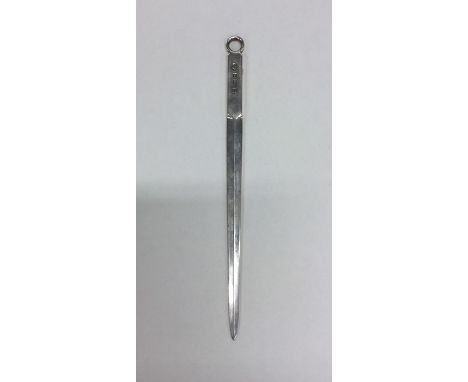 A good Elkingtons tapering silver meat skewer with ring thumb piece. Approx. 47 grams. Est. £30 - £50.