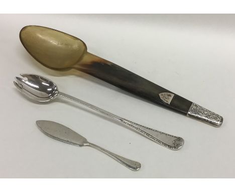 A silver and horn mounted preserve spoon together with a butter knife etc. Approx. 90 grams. Est. £20 - £30.