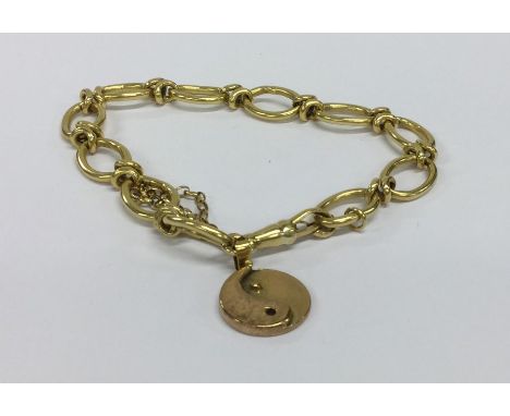 An 18 carat fancy link bracelet with ring clasp. Approx. 25 grams. Est. £500 - £800.
