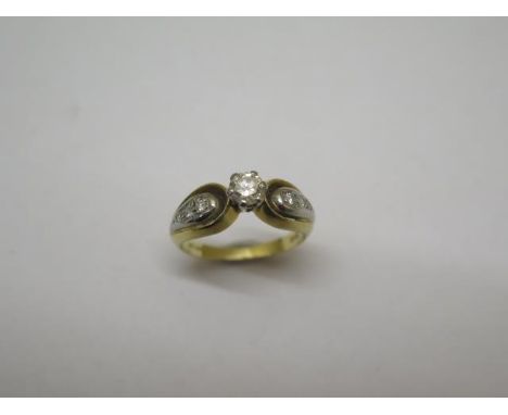 A hallmarked 18ct yellow gold diamond ring, the central diamond approx 0.35ct with smaller diamonds to the shoulders, size O,