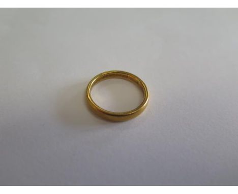 A hallmarked 22ct yellow gold ring, size O, approx 5.4 grams, generally good with some usage marks 
