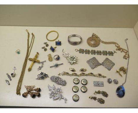 A good selection of assorted jewellery including a 9ct gold jade ring, approx 1.7 grams, size N, a long gold plated chain and