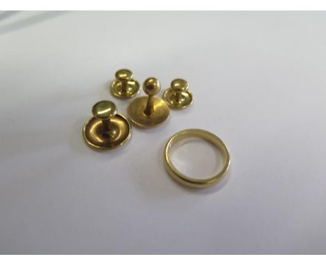 A hallmarked 18ct yellow gold band ring, size I/J and four 18ct shirt studs marked 18ct, total weight approx 9.6 grams 