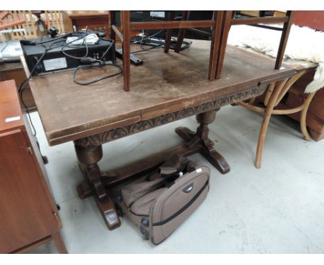 A extendable oak dining table