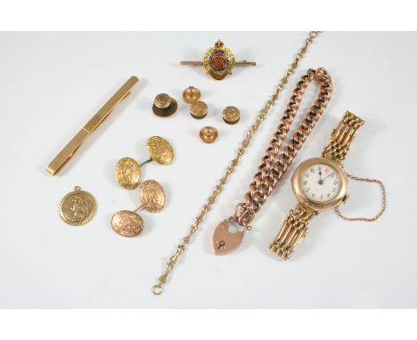 A QUANTITY OF 9CT. GOLD JEWELLERY including a wristwatch, a tie clip, a curb link bracelet with padlock clasp, a pair of cuff