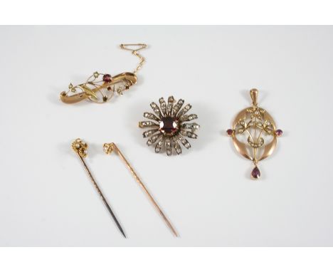 A QUANTITY OF JEWELLERY including a Victorian garnet and rose-cut diamond (some missing) flowerhead brooch, set in silver and