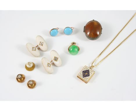 A QUANTITY OF JEWELLERY including a pair of cufflinks, each link centred with a circular diamond, a jade spinning fob, a gold
