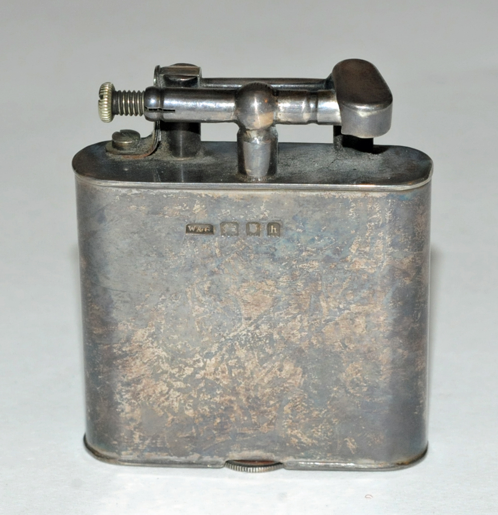 A Dunhill type silver cigarette lighter, London 1923. Width 5 cm ...