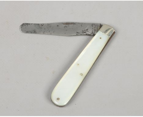 A folding pocket knife Ward & Co. Sheffield. With mother of pearl scales.