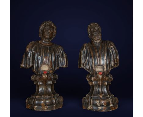 Carved and polychrome wood. Dimensions 61 × 32 × 22 cm. This pair of bust-shaped reliquaries, belonging to the Spanish Baroqu