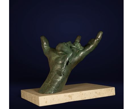Bronze resin mounted on travertine marble. Dimensions: 19 x 31 x 25 cm. Signed and numbered on the wrist.(641/999- CE)
