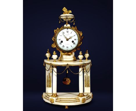 Louis XVI clock, in chased gilt bronze and white marble. Dimensions: 53.5 x 15 x 28.5 cm. This portico clock, designed like a