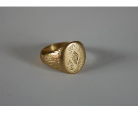 A 9ct yellow gold engraved masonic signet ring decorated with a rule and compasses. Hallmarked: CMB, London, 1973. Weight 5g.