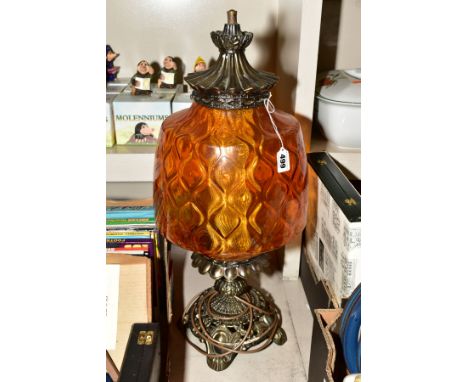 A SECOND HALF 20TH CENTURY GILT METAL TABLE LAMP, moulded amber glass shade beneath a fanned finial, on a heavily cast base, 