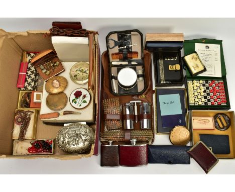 A SELECTION OF MISCELLANEOUS ITEMS, to include two lady's Stratton compacts, two gentlemen's cased grooming sets, a white met