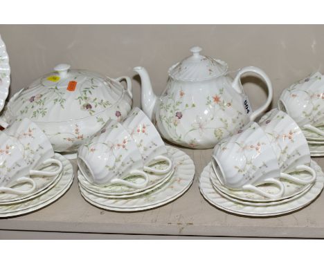 A WEDGWOOD CAMPION PATTERN PART DINNER/TEA SERVICE, comprising six dinner plates, tureen and cover, tea pot, milk, sugar, twe