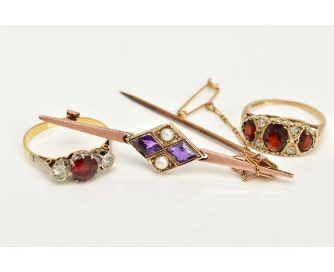 A COLLECTION OF JEWELLERY TO INCLUDE, an amethyst, split pearl bar brooch, stamped '9c', a garnet and diamond three stone rin