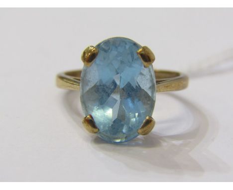 9ct YELLOW GOLD BLUE TOPAZ SOLITAIRE RING, principal large oval cut blue topaz in 4 claw setting, size J/K 