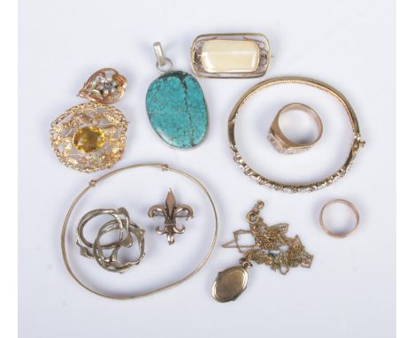 A collection of assorted vintage jewellery to include rolled gold locket on chain, silver bangle, wedding band, brooches, sig