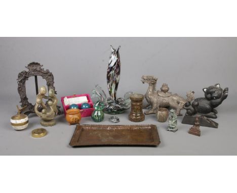 An assortment of collectables, to include squirrel doorstop, dragon figure, glass fish, desk calendar, Saver of Paris photo f