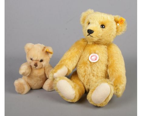 Two unboxed Steiff teddy bears to include Petsy (No. 0233/20) and 1909 Original Classic Replica (No. 000508) featuring workin