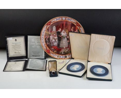 Group of Queen Elizabeth II commemorative china to include a Golden Wedding Anniversary limited edition plate (no. 0842), Wed