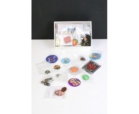 A collection of mixed badges to include advertising, association, enamel and button examples 