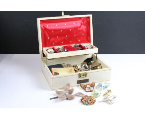 A collection of mixed brooches contained within a jewellery box to include Lea Stein style brooches together with other vinta