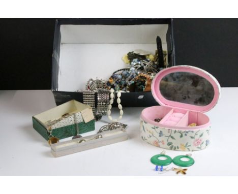 A collection of mixed vintage and contemporary costume jewellery to include necklaces, bracelets, watches....etc.. 