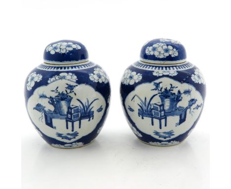 Blue and decor of antiquities, marked with double ring, 21 cm. tall, 1 cover restored.