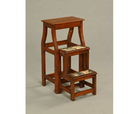 A Victorian metamorphic library step, mahogany.  Height 74 cm, width 41 cm, maximum depth 56 cm.