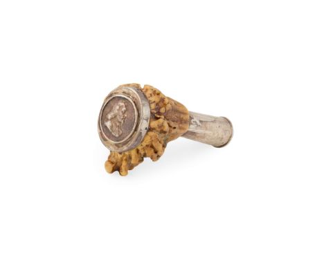  AN EARLY 18TH CENTURY STAG HORN AND SILVER MOUNTED ROYALIST DESK SEAL ENGLISH, CIRCA 1700, UNMARKED The stag horn handle wit