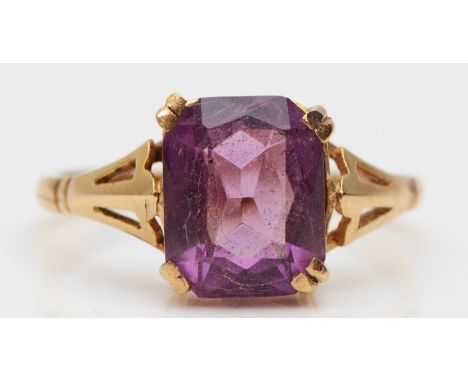 A 9ct gold amethyst paste dress ring, N, 2.4gm 