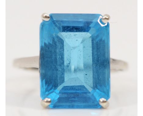 A 9ct white gold blue topaz dress ring, claw set, K 1/2, 5g 