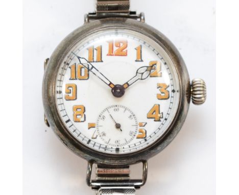 A WWI silver manual wind gentleman's wristwatch, with subsidiary dial, red 12 and luminescent numerals, 32mm, working when ca