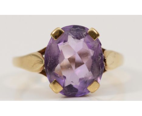 A 9ct gold oval cut amethyst dress ring, claw set, M 1/2, 2.9g 