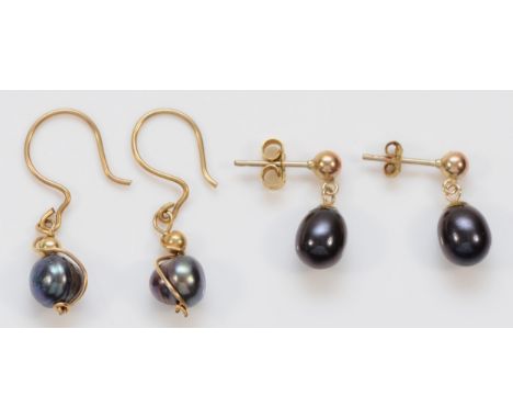Two pairs of 9ct gold cultured pearl drop earrings, 3.2g 
