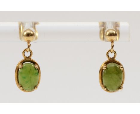 A pair of 9ct gold nephrite jade drop earrings, 0.9g 