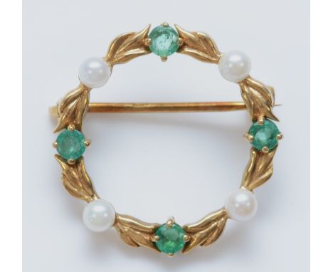 A 9ct gold emerald and cultured pearl hoop brooch, diameter 24mm, 2.8gm 