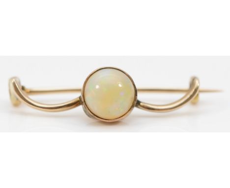 A 9ct gold cabochon opal brooch, 1.6g 